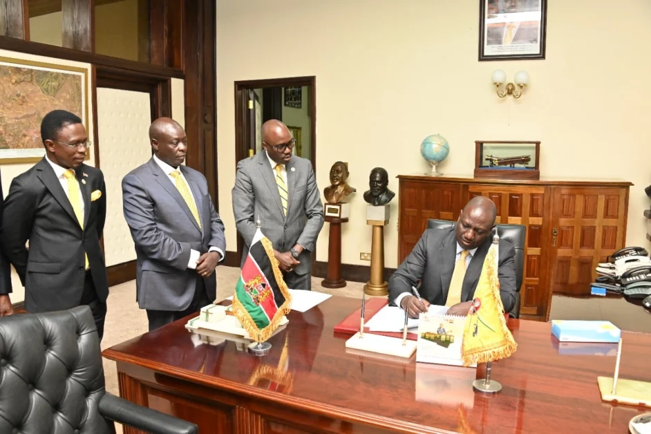 President William Ruto signing for the oppointement of the six judges rejected by Former President Uhuru Kenyatta.