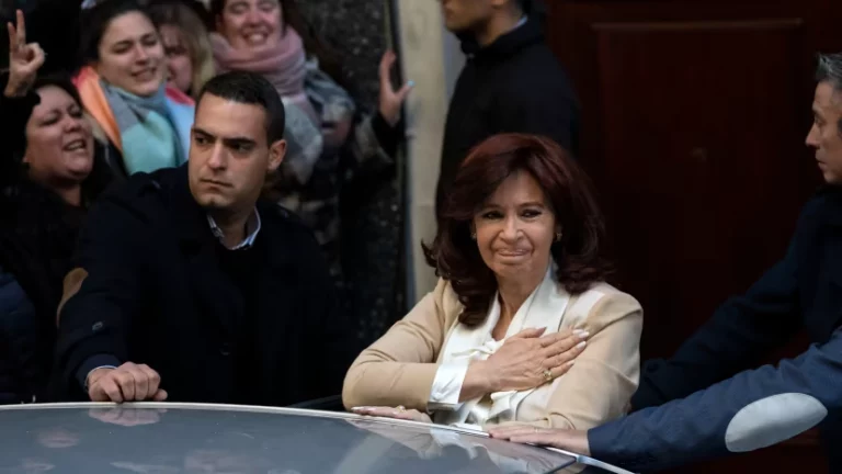 Argentina VP Cristina Kirchner survives assasination