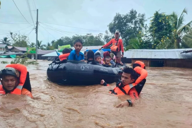 At least 30 people dead after heavy rain in the Philippines