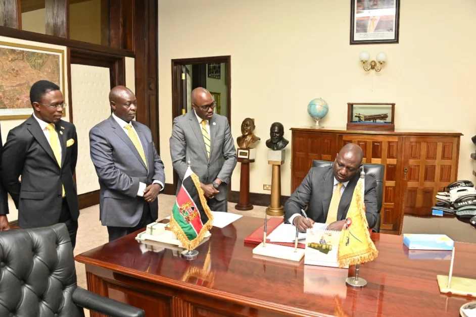 President William Ruto signing for the appointment of six judges rejected by former President Uhuru Kenyatta.