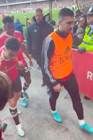 Cristiano Ronaldo appears to smash an Everton fan's phone in April 2022 (Photo: @evertonhub/Twitter)