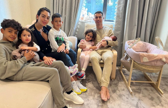Cristiano Ronaldo with his partner Georgina Rodriguez and their children (Photo: Instagram)