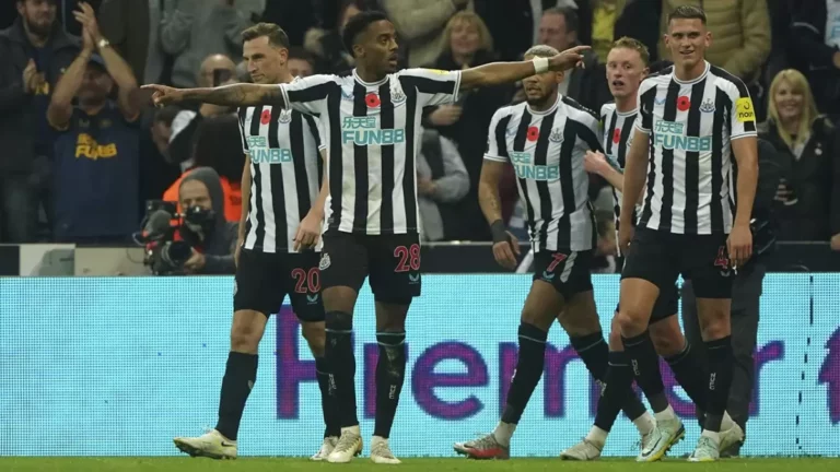 Dominant Newcastle beat Manchester United 2-0 to move into third place