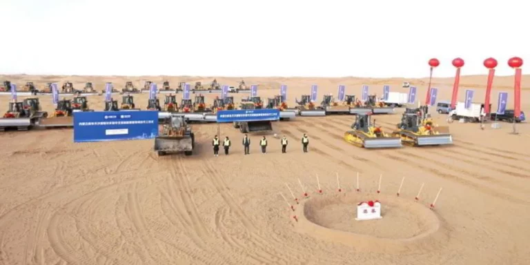China Constructing World’s Largest Hybrid Wind-Solar Farm in Desert