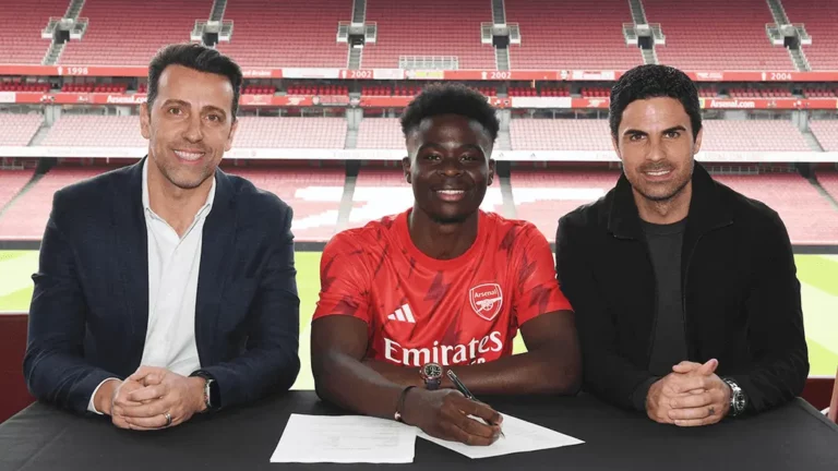 Bukayo Saka signs a new contract that will keep him at Arsenal until 2027