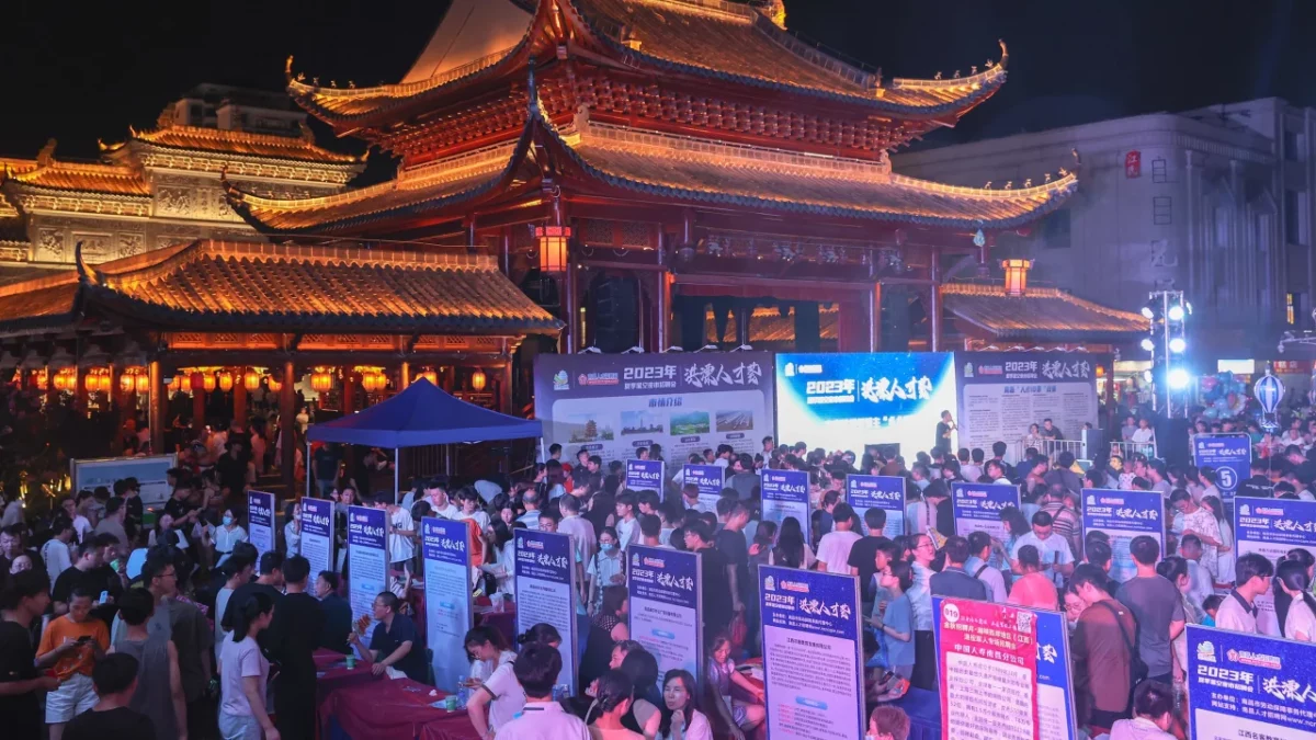 An evening job fair at the Wanshou Palace Historical Culture Block 2023 in southeast China's Jiangxi province. [Photo/CNN]