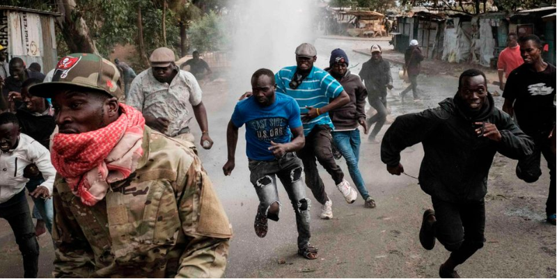 Protesters run away from water released by a police’s water cannon vehicle during a mass rally called by the opposition leader Raila Odinga in Kibera, Nairobi on March 20, 2023.[Photo/Courtesy]