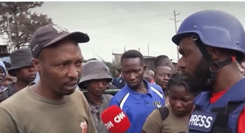 An onlooker/eyewitness giving an account of what is taking place to CNN's Larry Madowo during the ongoing Kenyan antigovernmental protests [Photo/ Pulse]