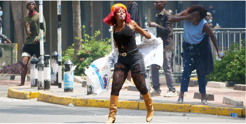 A protester attracts the public attention by dancing vigorously during kenya's antigovernment protests [Photo/Courtesy]