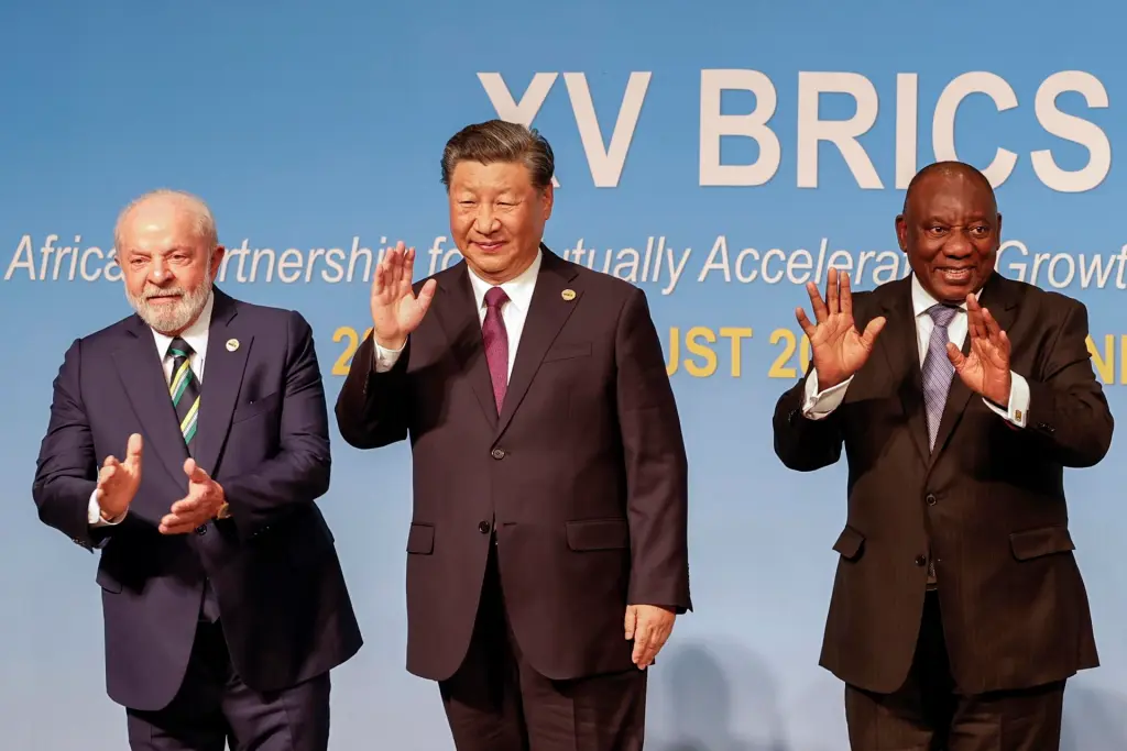 (From L to R) President of Brazil Luiz Inacio Lula da Silva, President of China Xi Jinping and South African President Cyril Ramaphosa gesture during the 2023 BRICS Summit at the Sandton Convention Centre in Johannesburg, South Africa, 23 August 2023. EFE/EPA/GIANLUIGI GUERCIA / POOL
