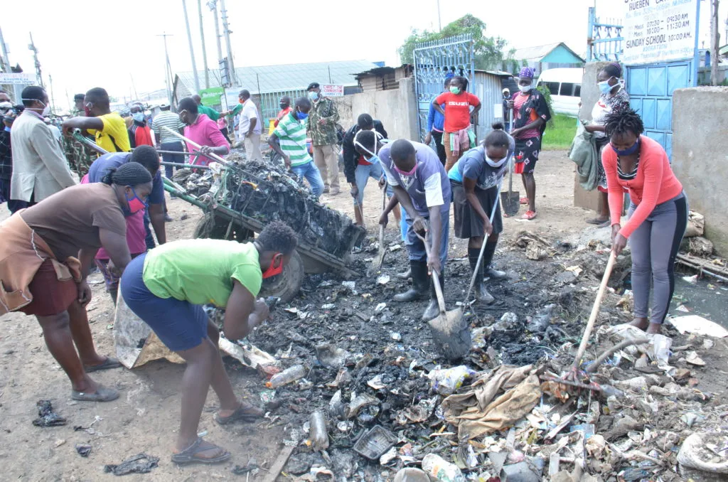 Kazi mtaani Programme youth engage in collecting garbage at Mathare 3C village Mabatini ward Nairobi county [Photo/Courtesy]