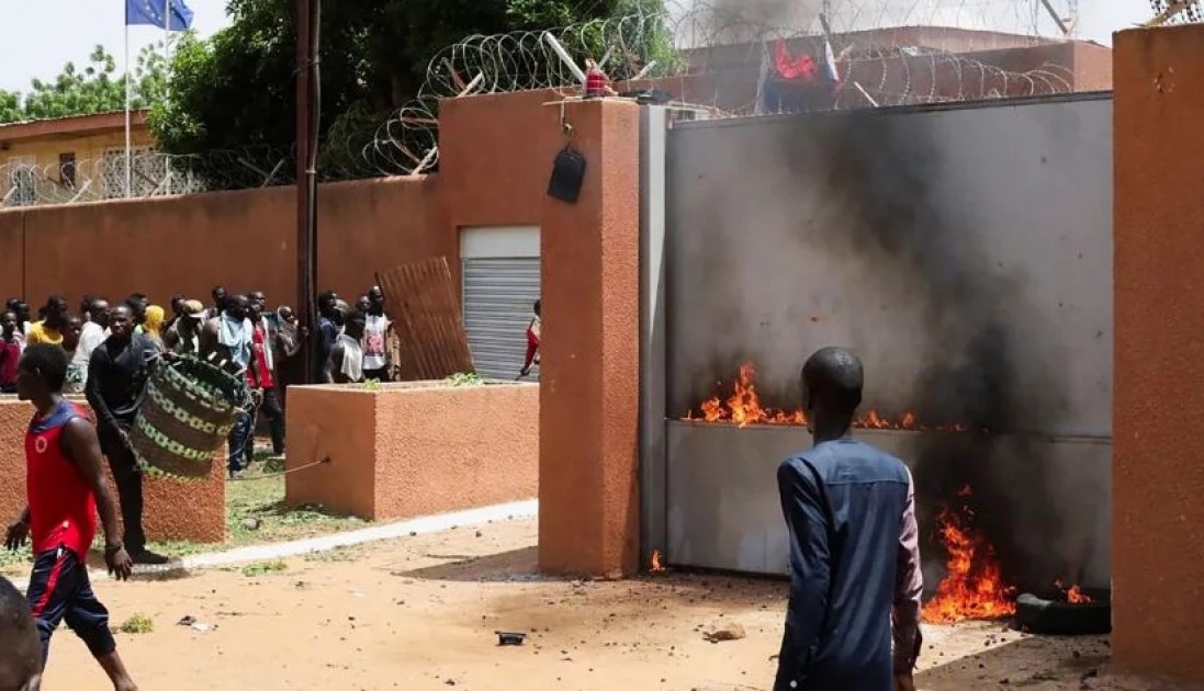 Pro-junta demonstrators gathered outside the French embassy, tried to set it on fire before being dispersed by security forces in Niamey, the capital city of Niger July 30, 2023. [PHOTO/ CNN]
