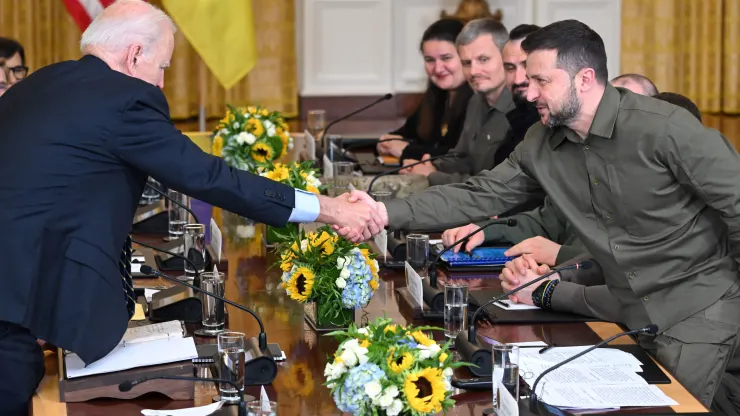 US President Joe Biden and Ukrainian President Volodymyr Zelenskyy shake hands during an expanded bilateral meeting in the East Room of the White House in Washington, DC, on September 21, 2023. [Photo/AFP]