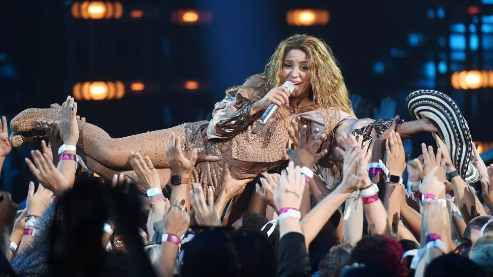 Shakira crowd-surfed while performing a medley of her hits. [Photo/GETTY IMAGES]