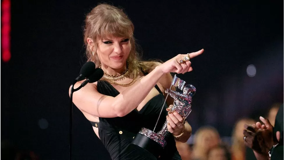 Taylor Swift with one of her Moon Man trophies. [Photo/GETTY IMAGES]