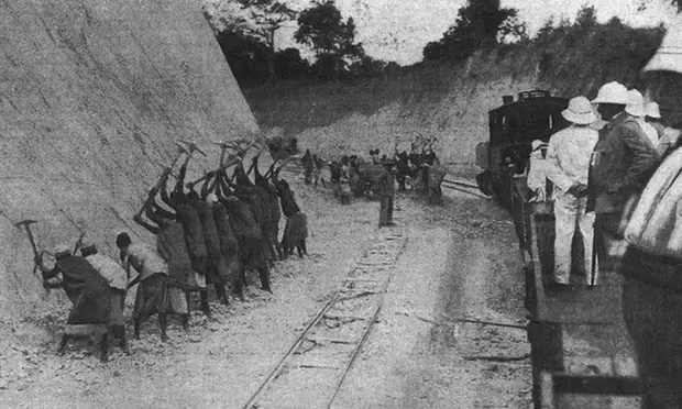 African people constructing a railway in Tanzania watched by German officials in 1910 during the era of colonial rule. [Photo/Getty Images]