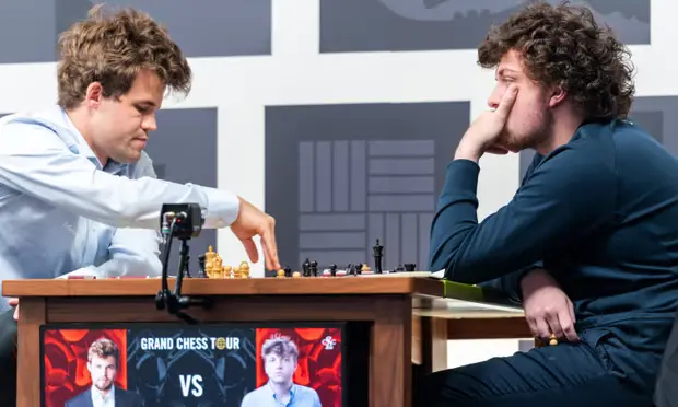Magnus Carlsen (left) lost with the white pieces to Hans Niemann in the third round of the Sinquefield Cup in St Louis. [Photo/Saint Louis Chess Club]