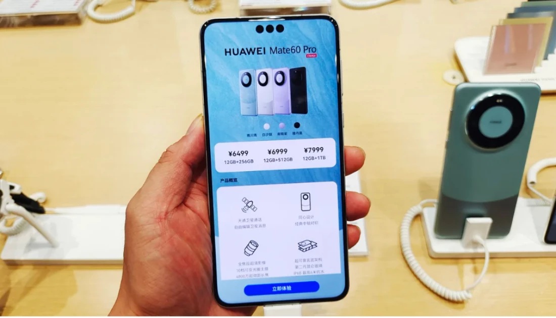 Customers experience the newly released China's Huawei Mate 60 Pro flagship phone at Huawei's flagship store in Shanghai, China, September 5, 2023. The phone comes with Huawei's latest Hormony 4.0 system, a Kirin 9000s chip, a satellite phone and 5G standard Internet speeds.[Photo/CNN]

