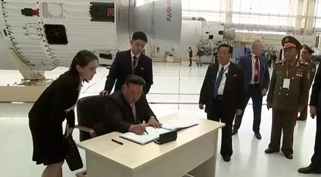 Kim Jong Un writes in the Vostochny Cosmodrome visitor book. [Photo/KREMLIN]