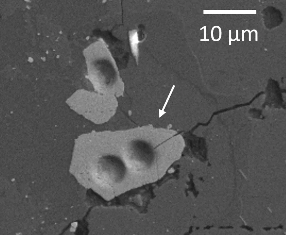 A lunar zircon grain is shown under a microscope. [photo/Northwestern University] Scientists