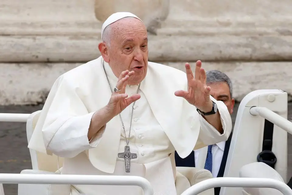 Pope Francis gestures as he leaves after the weekly general audience, in Saint Peter's Square at the Vatican, November 15, 2023. REUTERS/Remo Casill