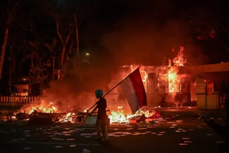 Jakarta Braces as Indonesian Protest Groups Hold Back Amid Heavy Police Presence
