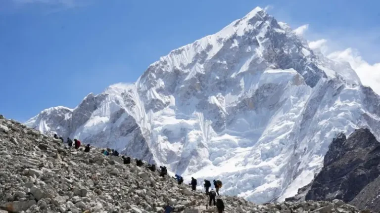 Blizzard Traps Hundreds Near Mount Everest as Rescuers Battle Deep Snow