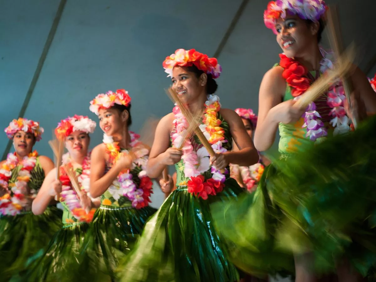 0_Girls-dancing-in-the-final-night-of-the-Heilala