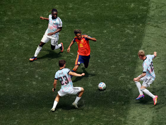 Lamine Yamal against Belgium defenders.