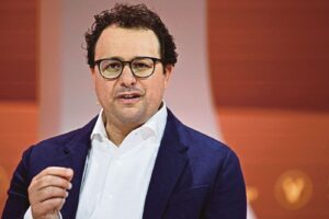 Donald Trump is set to dine with Anthropic CEO Dario Amodei after months of tensions over AI safety, military use and government safeguards.