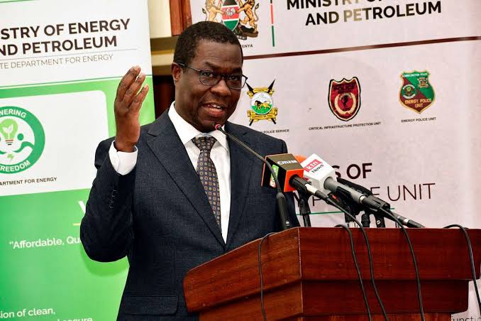 Kenya has defended its Government-to-Government fuel importation deal after Uganda’s President Yoweri Museveni questioned the use of petroleum middlemen, with the Energy Ministry saying the arrangement eased dollar shortages, protected fuel supplies and helped stabilize the foreign exchange market.
#GtoGFuelDeal #KenyaUganda #Museveni #KenyaNews #SwitchTV